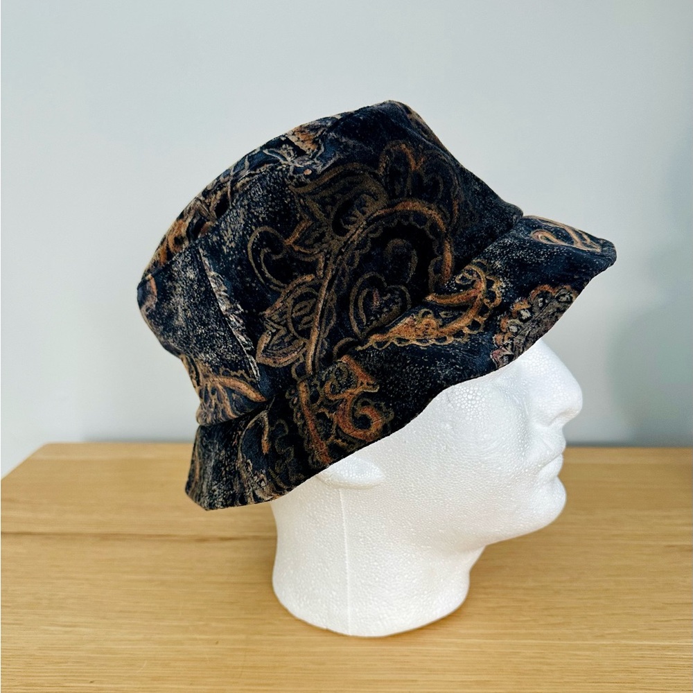 Vintage funky 70’s velvet/velour hat